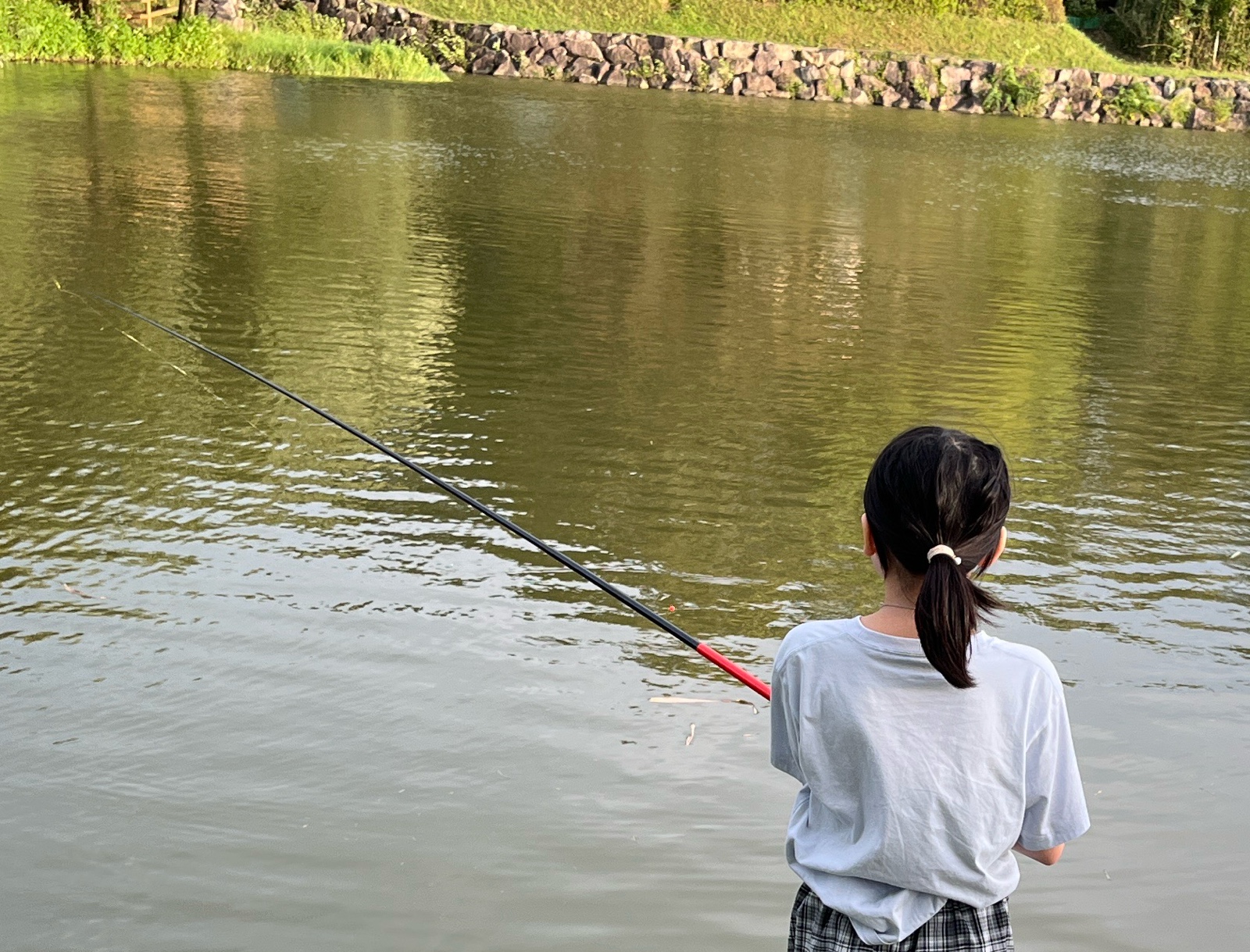 池で釣りをしているところ